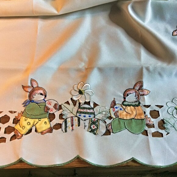 Vintage Easter Bunny & Chick Cutwork Table Topper Doily Square Embroidered 32x32 - Picture 2 of 3